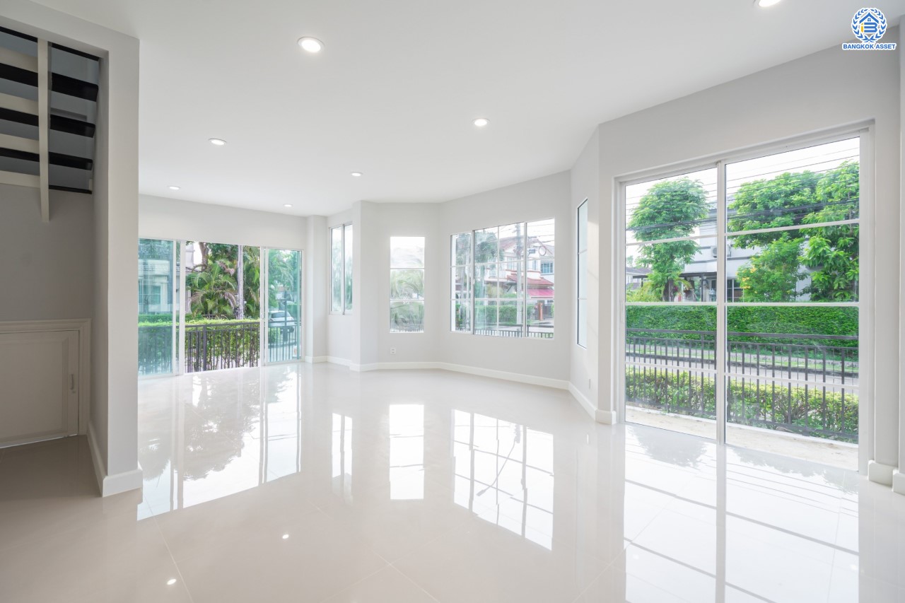 บ้านมือสองตกแต่งใหม่ ม.มัณฑนา นครอินทร์-พระราม5 หลังมุม เนื้อที่กว่า 57 ตร.ว. ฟังก์ชันจัดเต็ม 3 ห้องนอน 2 ห้องน้ำ จอดรถได้ 1 คัน พร้อม Living Room รองรับทุกความสุข ทำเลเดินทางสะดวก ใกล้ทางด่วน "ศรีรัช" และรถไฟฟ้า "สถานีบางรักใหญ่"